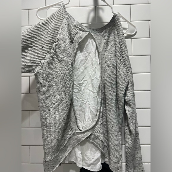 Cold shoulder sweater with open back - Picture 3 of 4